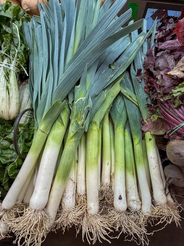 Leeks, bulb and greens, root removed, raw